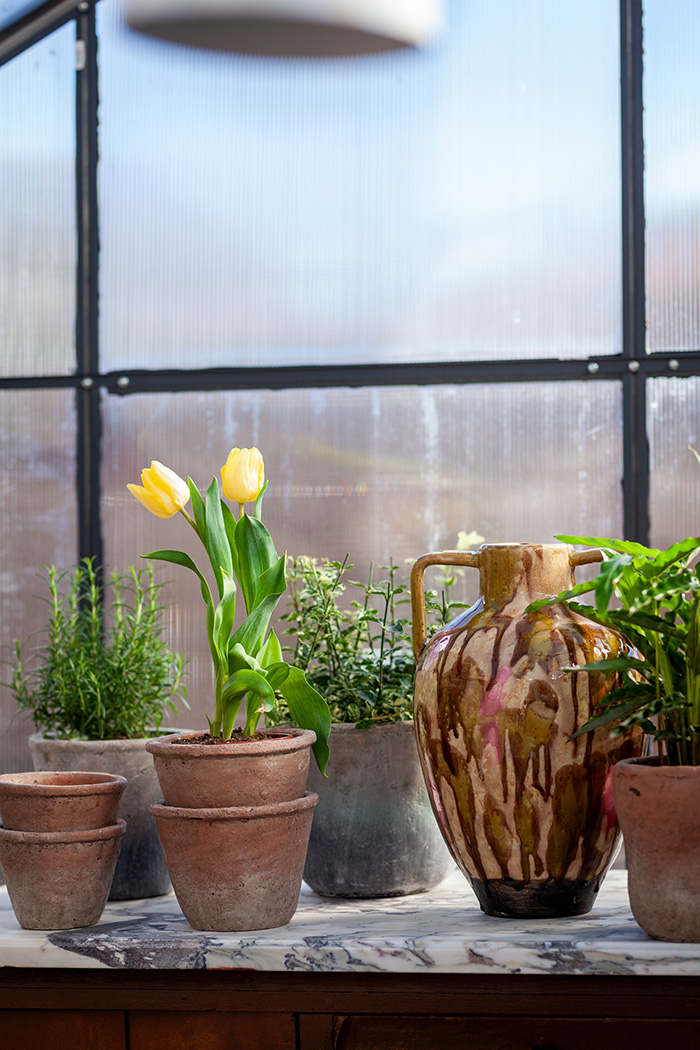 Cement flowerpots by OFELIA Home & Decor.